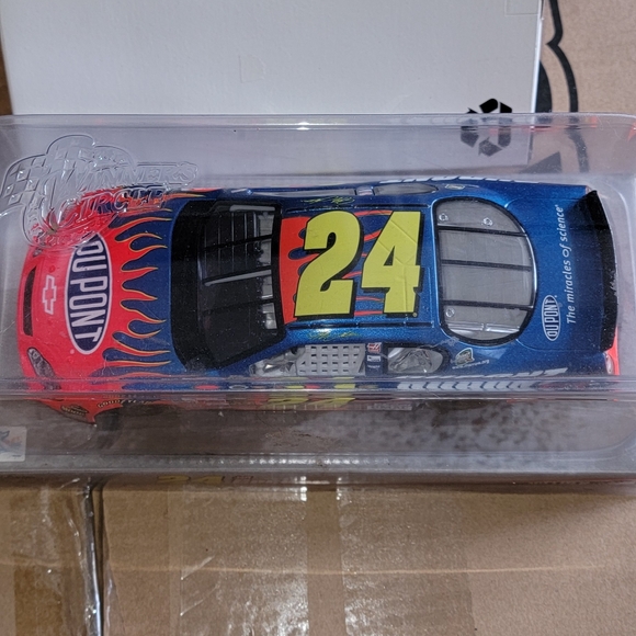 Jeff Gordon die-cast car 1:24 scale - Picture 2 of 4